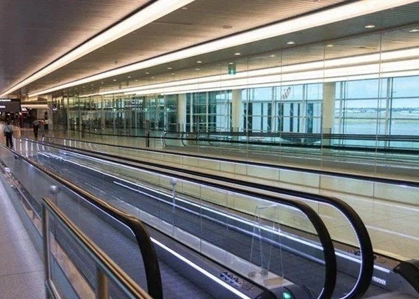 Travelator atau moving walkway